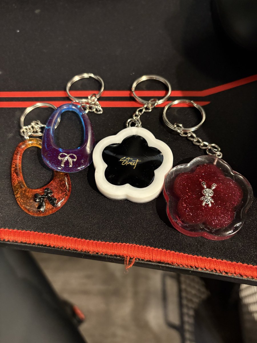 non15926's tweet photo. 今日の出来上がりー

キ���ホルダーつくつく

@ONEGAMEyachiyo
#ONEGAME八千代台
#レジン
#キーホルダー https://t.co/nhWX0UmHPS