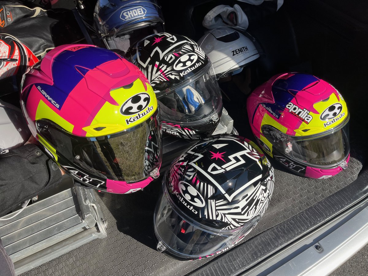 OGK_KABUTO's tweet photo. 🏍ピアッジオグループディーラー主催のマスツーリング、とあって #アプリリア も多数参加。
なんと⛑️#F17ALEIX が4つも集合するという😆
ありがたいですね〜（アレイシニキ！メンションしとこ😆）@AleixEspargaro https://t.co/Hh8WODmll9