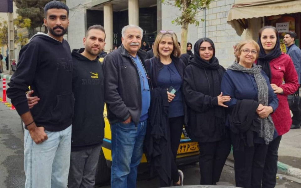 هفت #شهروند_بهائی روز یکشنبه ۲۵آبان خود را به دایره اجرای احکام معرفی و برای گذراندن حکم ۵ ماه حبس به زندان کچویی کرج منتقل شدند. اسامی ایشان:مهین سعادتمند،نغمه میزا آقا،ثمر مسعودی، مهشید سفیدی،روزبه ناصری،پارسا سروشیان و ناصر رجب
#بهائی_بودن_جرم_نیست #بهائی_ستیزی #زندانی_سیاسی