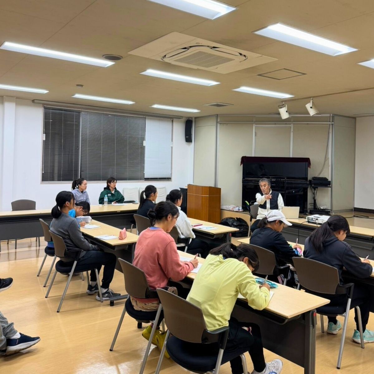 dunloptennisjp's tweet photo. 11月15～16日の2日間、「ダンロップキャンプ」を開催しました！👏✨
全国大会で活躍するトップジュニア選手8名が参加。講師として、奈良くるみプロ、土居美咲プロ、そして両プロの元トレーナーでもある佐藤雅弘氏を迎え、非常に有意義なキャンプとなりました。
天候にも恵まれ、 参加した選手たちはレジェンドたちから新たな学びを得ようと全力でトレーニングに取り組んでいました！！
選手たちの今後のさらなる成長と活躍がますます楽しみです🎾✨