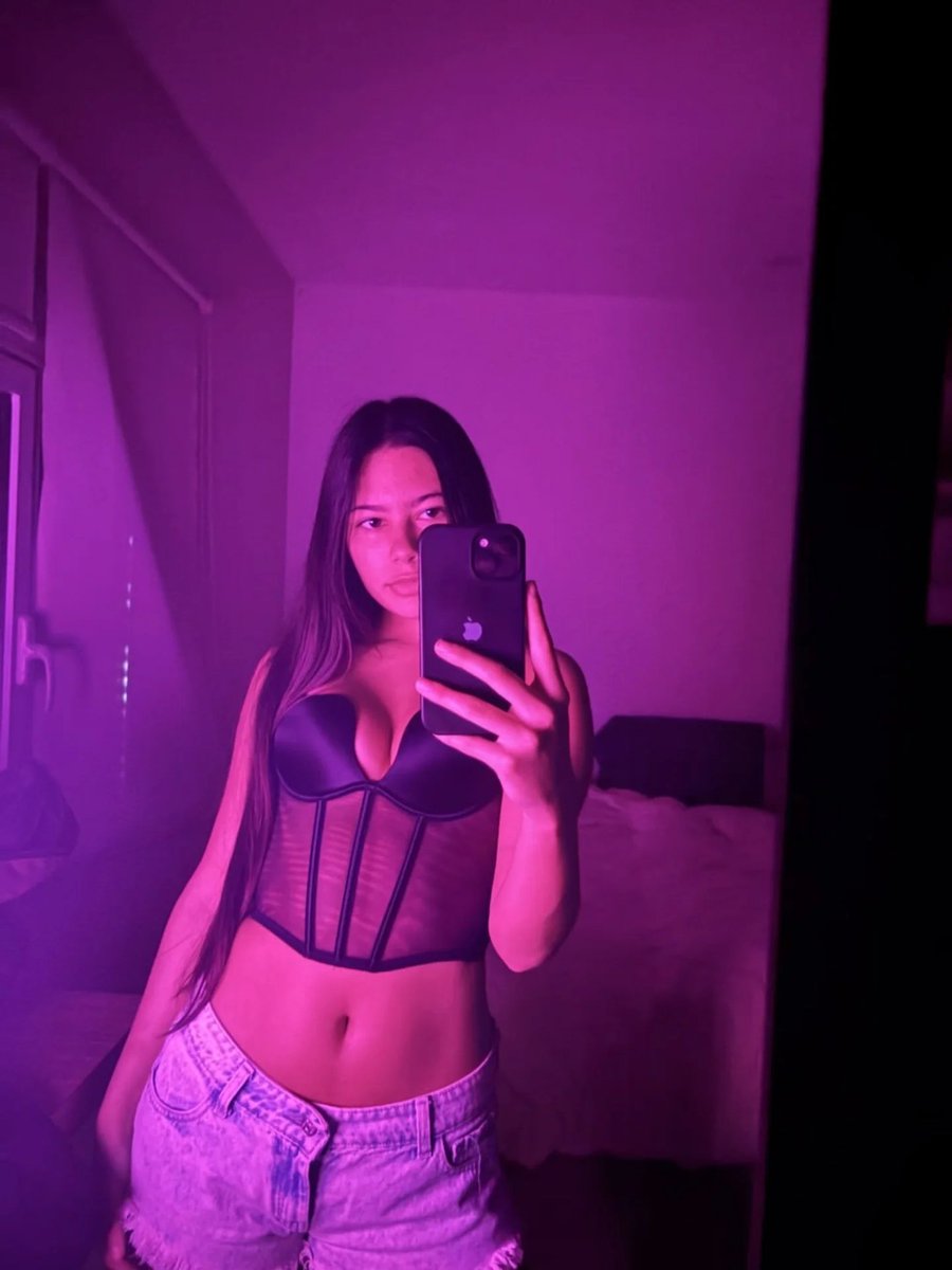 dreamgirlmati's tweet image. why don&apos;t you leave a &apos;🖤&apos; and see what happens