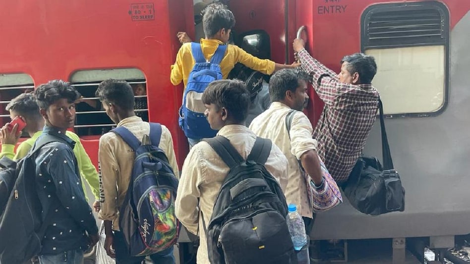 पलायन नहीं ये, मजबूरी का नाम है जनाब,
घर छोड़कर मरने को मजदूर बन जाना, ये कोई ख्वाब नहीं, सजा है जनाब।
यदि आप पलायन जैसे मुद्दे को हँस के टाल देते है ना तो समझिए आपकी आत्मा मर चुकी है..जिस दिन कोई बैग लेकर बाहर कमाने के लिए बैग हाथ मे लेकर निकल रहा होता हैं ना वह मुड़ कर पीछे