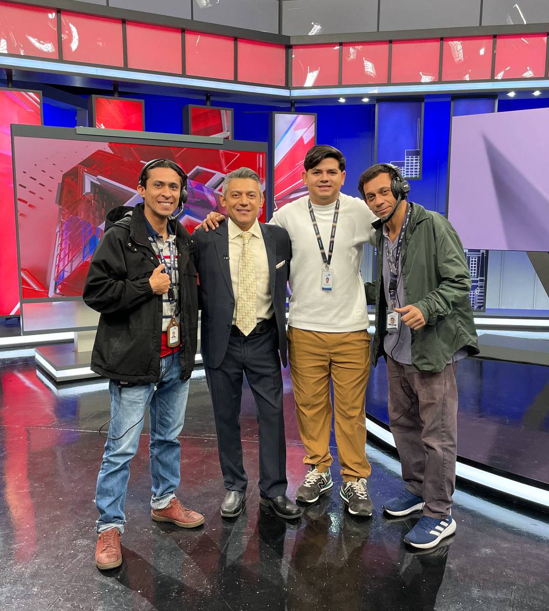 noticias4vision's tweet photo. #N4V | Feliz inicio de semana en compañía del equipo de Noticias 4 Visión.

Sintonice la emisión para conocer el acontecer de las últimas horas. https://t.co/W2MrR37Epu
