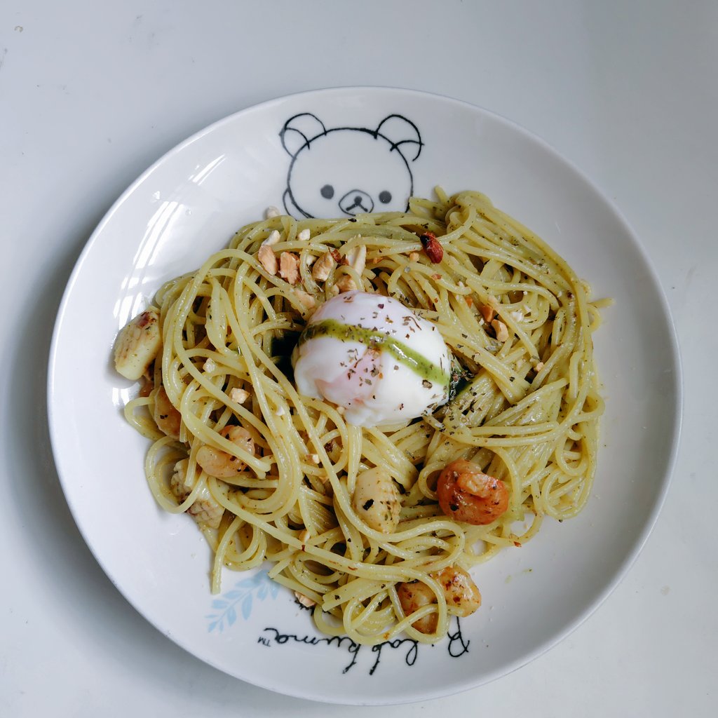 kensuke75m's tweet image. 本日の昼ごはんは、シーフードジェノベーゼを作りました。
バジルソースにチーズを混ぜ、温泉玉子をトッピングしました。
#借りぐらしのアリエッティ ならぬ #一人ぐらしのスパゲッティ です