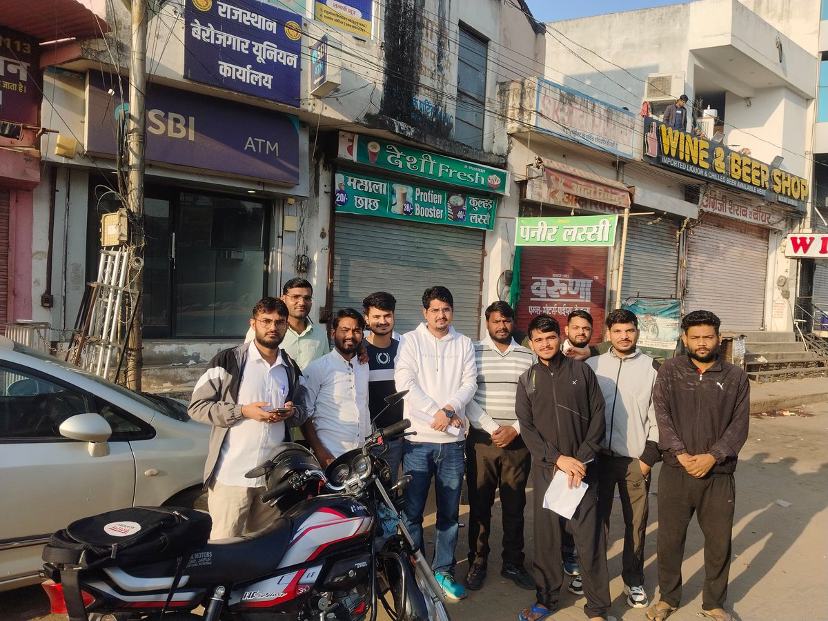 परिचालक भर्ती में पद वृद्धि के लिए संघर्षरत युवा
<a href="/DrPremBairwa/">Dr Prem Chand Bairwa</a> जी सुना है आप सब की बात सुनते हो, इन युवाओं को भी सुन लो।
जहां 50 हजार पदों की भर्तियां हो रही है, इनकी मांग तो सिर्फ 500 पदों की है।
#परिचालक_पद_बढ़ाओ
