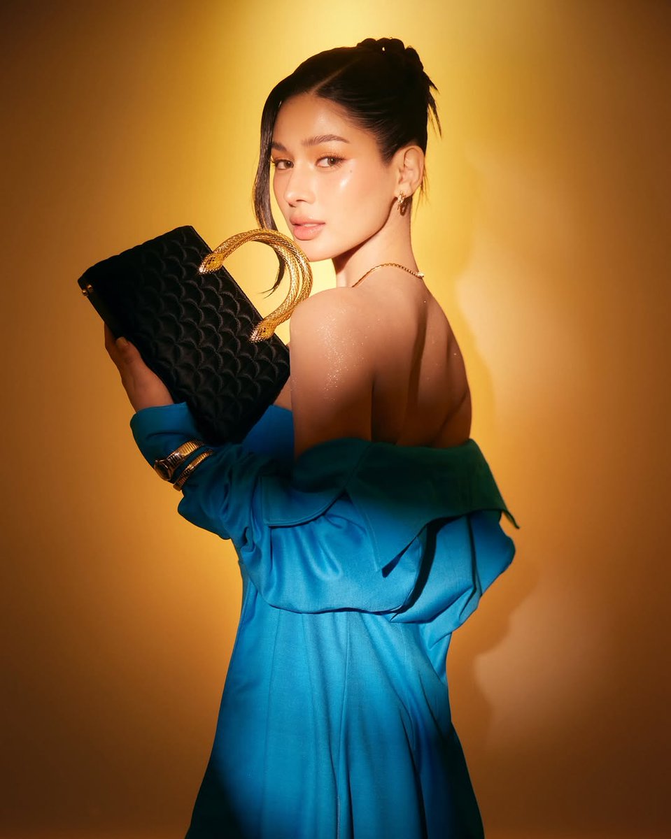 STRAIGHT OUT OF A PAINTING! ❤️‍🔥

Araw-araw #PrincessDay ang atake ng Sparkle star na si #AZMartinez! 😍

📸: AZ Martinez / Instagram