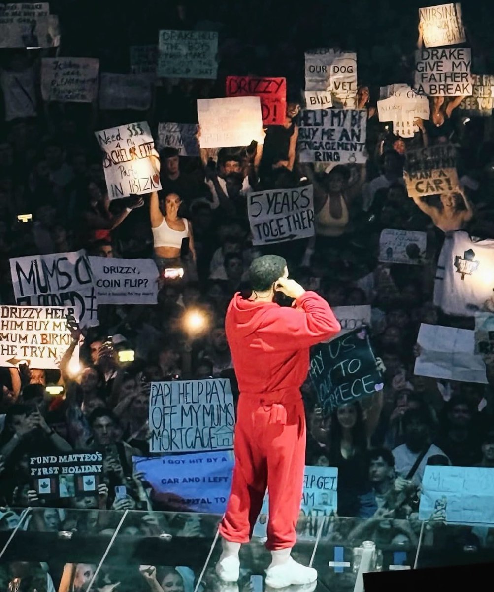 ReddCinema's tweet image. The signs on Drake’s tour in AUS 👀