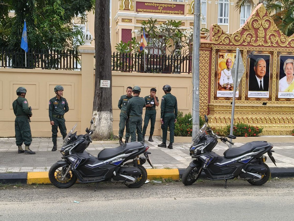 jacobincambodia's tweet image. BREAKING: Armed group frees a prisoner from the Svay Rieng Provincial Court. Police are now pursuing the attackers.

Morning of 18 November 2025. A group of armed offenders, believed to be Chinese nationals, stormed the Svay Rieng Provincial Court and shot their way in to free…