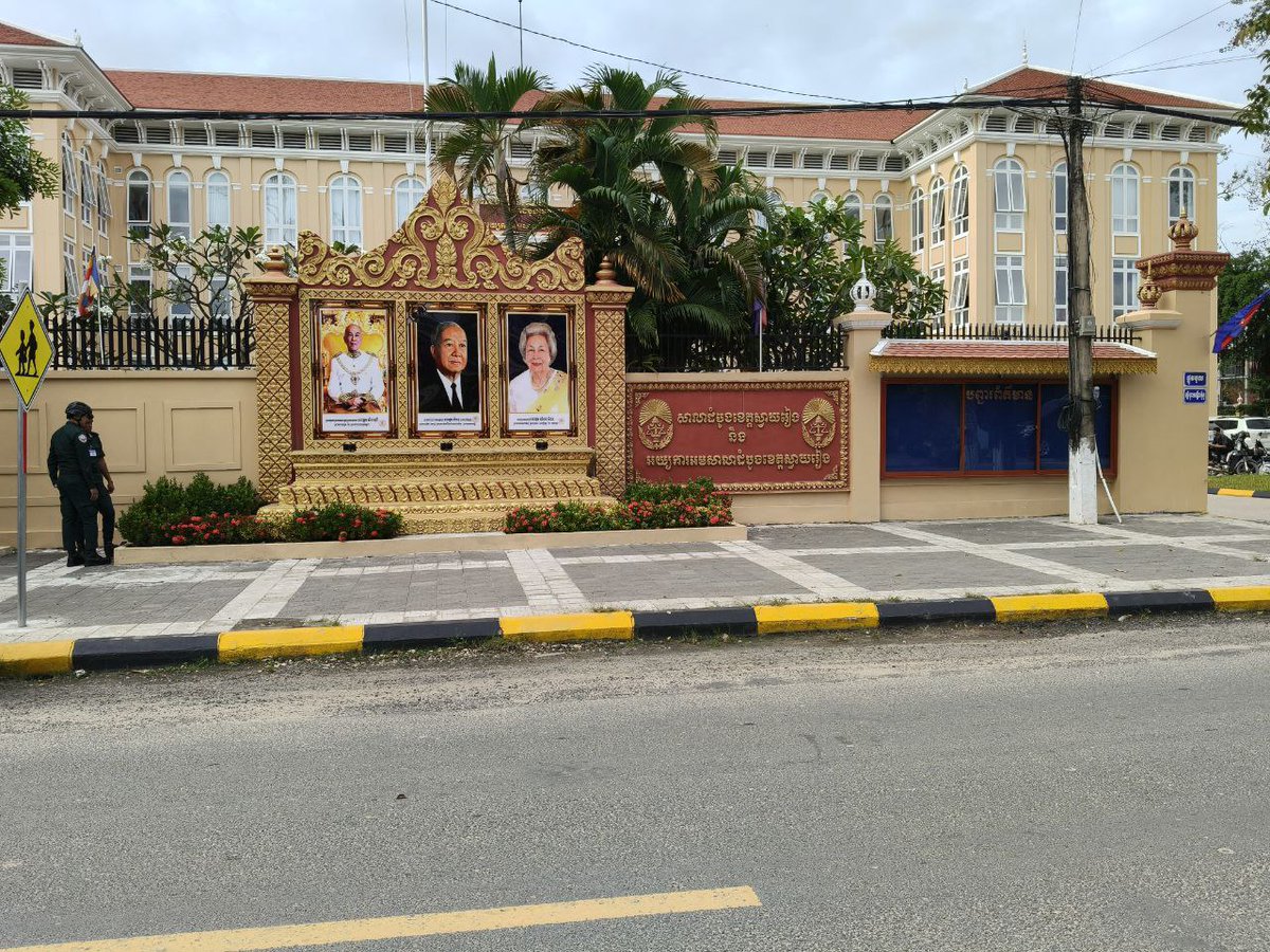 jacobincambodia's tweet image. BREAKING: Armed group frees a prisoner from the Svay Rieng Provincial Court. Police are now pursuing the attackers.

Morning of 18 November 2025. A group of armed offenders, believed to be Chinese nationals, stormed the Svay Rieng Provincial Court and shot their way in to free…