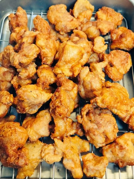 StaubP97314's tweet photo. 唐揚げ〜🍗
カツオのたたき🐟
おみそ汁〜🥣
#今日のごはん
#和食
#美味しい
#ランチ
#海鮮 https://t.co/cCdKHussob