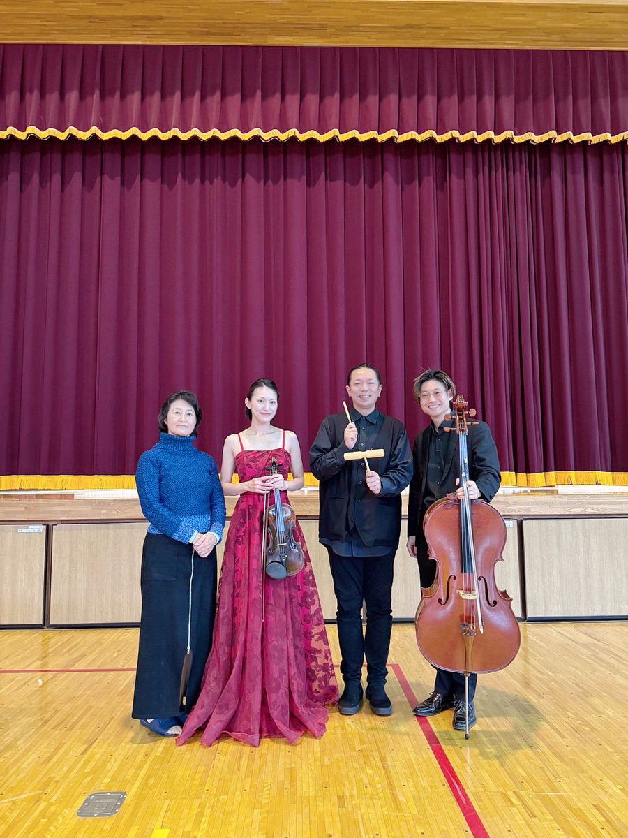 本日は八戸市立明治小学校さんでインフィニートコラルコピアノトリオで芸術鑑賞教室🎹

八戸市では雪が降り（初雪⛄️）心配していましたが、体育館を暖かくして下さり感謝😊
手は冷え冷えでしたが子供達のノリに乗ったテンションに僕達も熱く楽しく演奏✌️

ありがとうございました😎👍