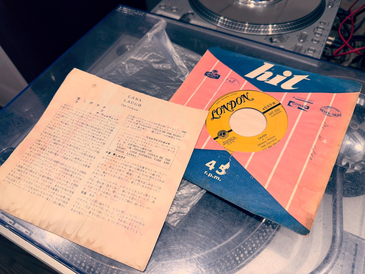 11月18日(火)
cafe time 11:00〜16:00、bar time 17:00〜22:00の通常営業です。
昨日、「家ではレコードもCDも聴けないから貰って。最後に聴かせて。」とヴェルヴェッツの「愛しのラナ」7㌅持参の77歳の方、あまりに幸せそうに音楽を聴かれてたので、CDラジカセをあげる約束をしてしまいました。（笑）