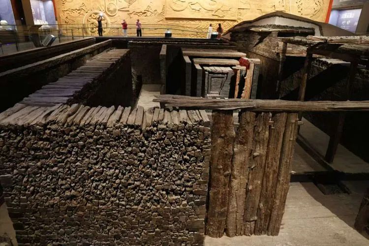 In Dabaotai, Fengtai District, #Beijing, lies a mysterious Han tomb that leaves every visitor awestruck for its astonishing “huangchang ticou” burial system. “Huangchang ticou” refers to the majestic wooden walls surrounding the coffin and outer casing in ancient imperial tombs,