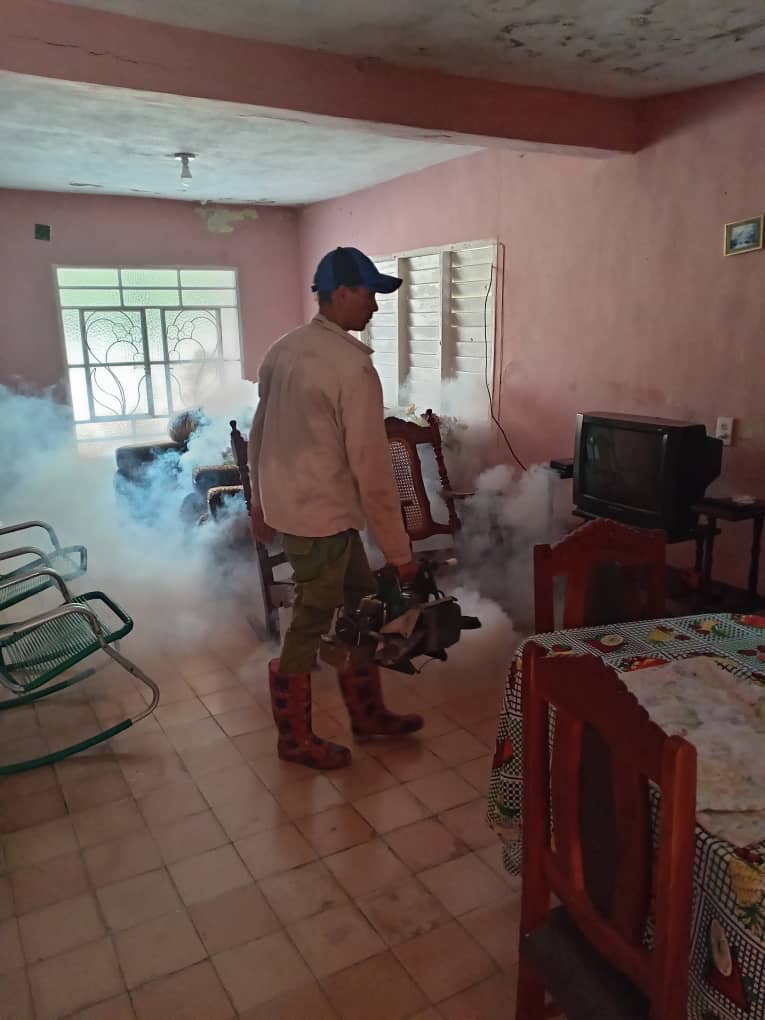 A partir de la situación higiénico-epidemiológica del territorio se trabaja en la fumigación de las zonas más complicadas para seguir avanzando hacia otros lugares después #LasTunas #PorLasTunasLaVictoria #SíSePuede
