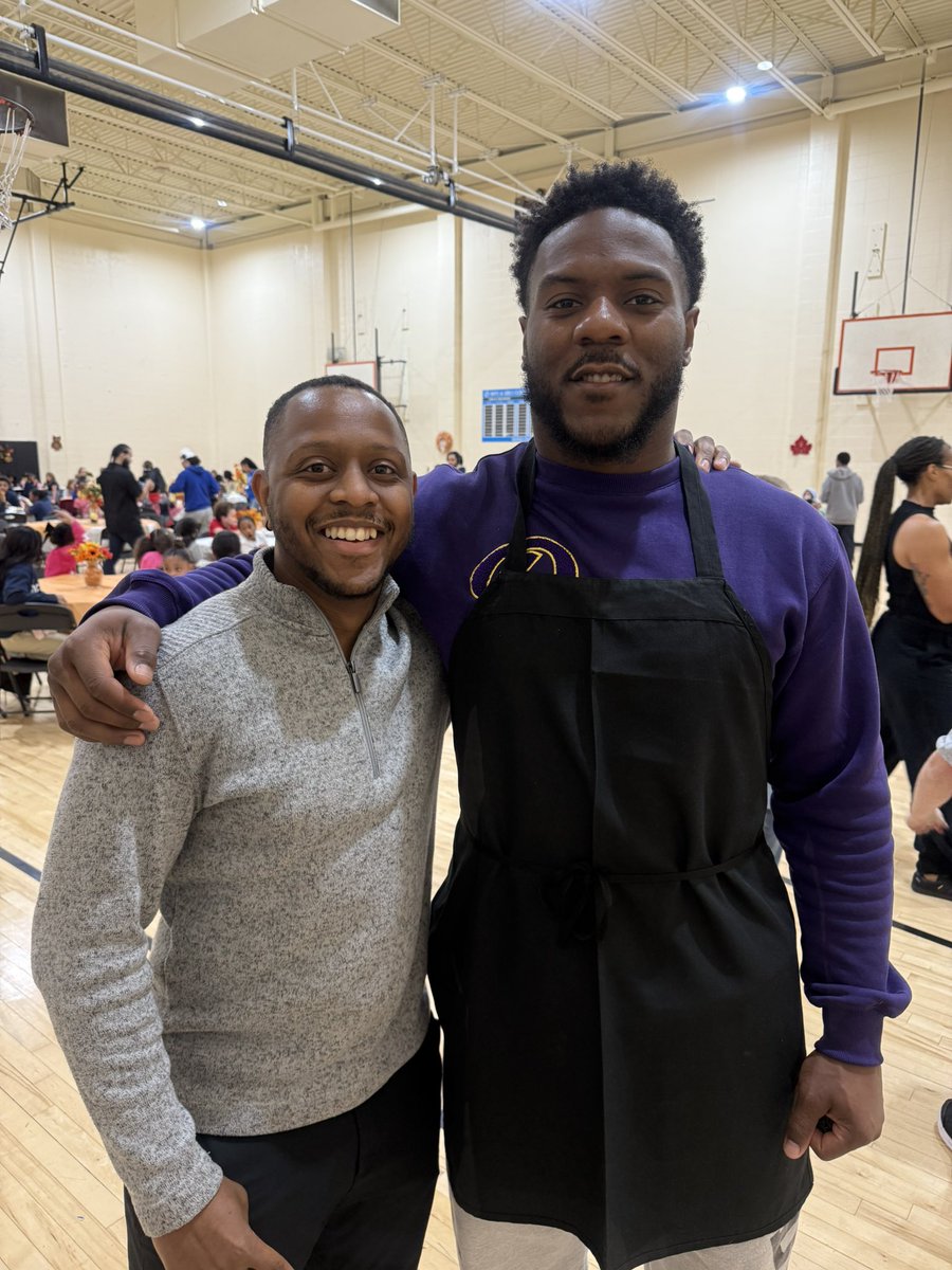 Just your favorite local Indy REALTOR®, journalist, &amp; entrepreneur giving back to the city I love — featuring Colts All-Pro Zaire Franklin. <a href="/ZiggySmalls_/">Zaire Franklin</a> 🙏🏾💙 

Community first. Legacy always. 

#Indianapolis #ColtsNation #Media #IndyRealtor #IndyRealEstate #CommunityFirst