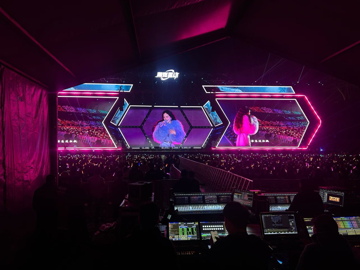 KommanderRaven's tweet image. A spectacular concert in Luoyang, China! 🎶 Kystar Kommander T3 (main + backup) delivered flawless LED visuals, making every moment shine.
#Kystar #LED #controlsystem #Kommander #T3 #MediaServer #LiveShow #Concert #StageShow #EventTech