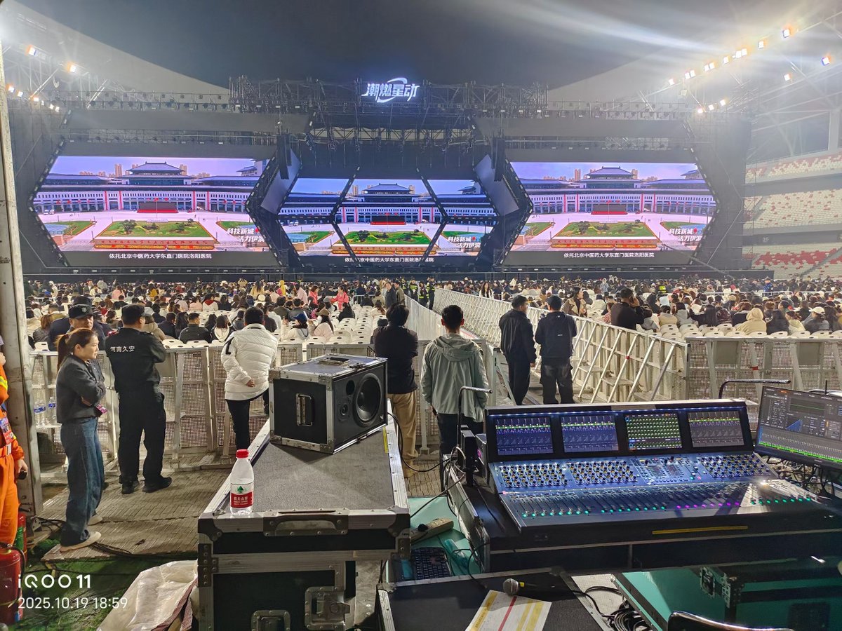 KommanderRaven's tweet image. A spectacular concert in Luoyang, China! 🎶 Kystar Kommander T3 (main + backup) delivered flawless LED visuals, making every moment shine.
#Kystar #LED #controlsystem #Kommander #T3 #MediaServer #LiveShow #Concert #StageShow #EventTech