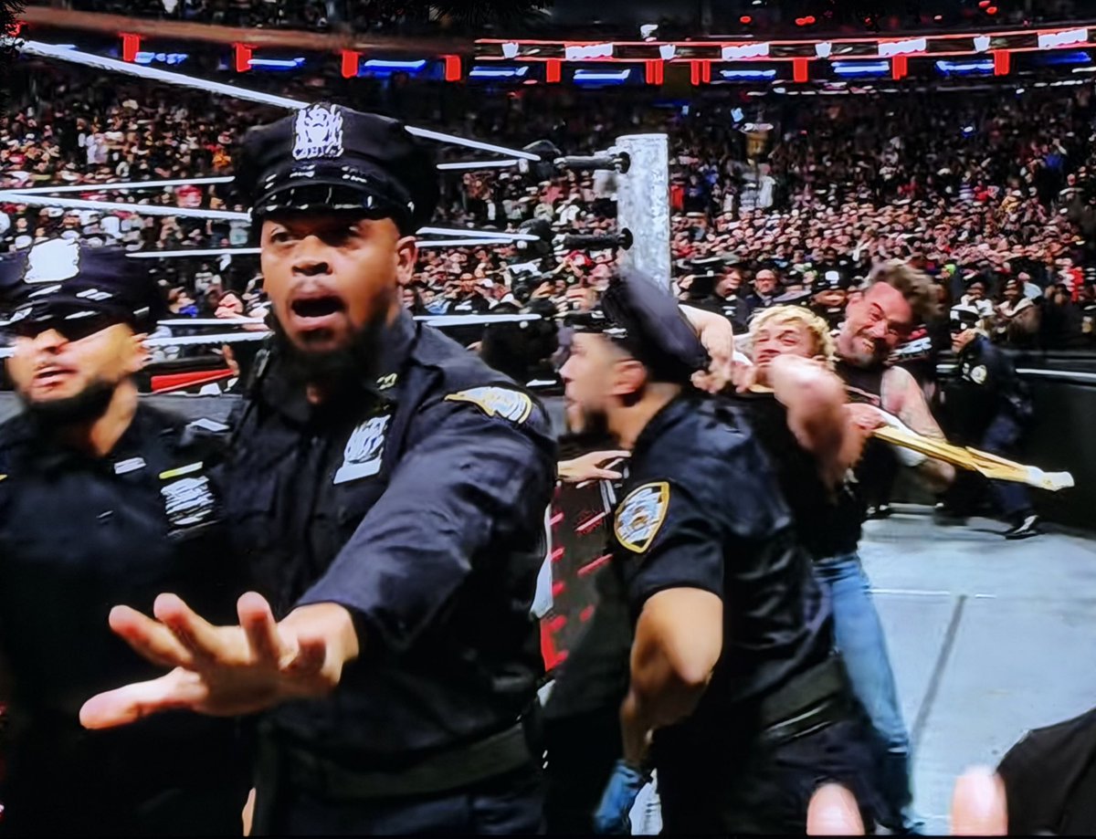_kennythoughts's tweet photo. NAHHH WHOLE NYPD OUT HERE MISSING LOGAN GETTING CHOKED OUT 💀💀💀 https://t.co/oUyPvBbEvD