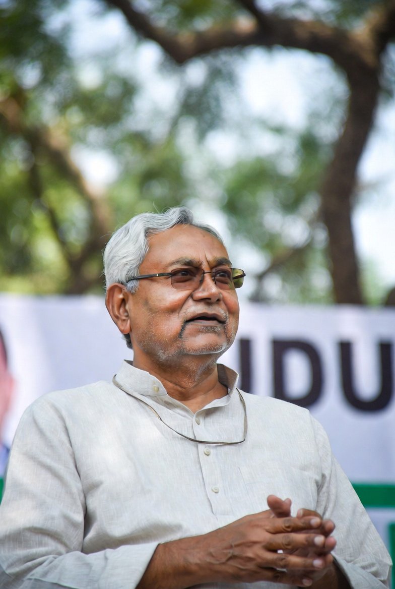 AlkaAgrawal_ef's tweet image. क्या कारण है जो बिहारवासियों से नीतीश कुमार जी को इतना प्यार मिलता है ❓

नीतीश कुमार के परिवार में कोई भी व्यक्ति सक्रिय राजनीति में नहीं है। सभी सामान्य जीवन जीते हैं:

🔸 नीतीश कुमार → बिहार के मुख्यमंत्री (सक्रिय राजनीति)

🔸 मंजू गुप्ता सिन्हा (पत्नी) → पूर्व स्कूल टीचर…