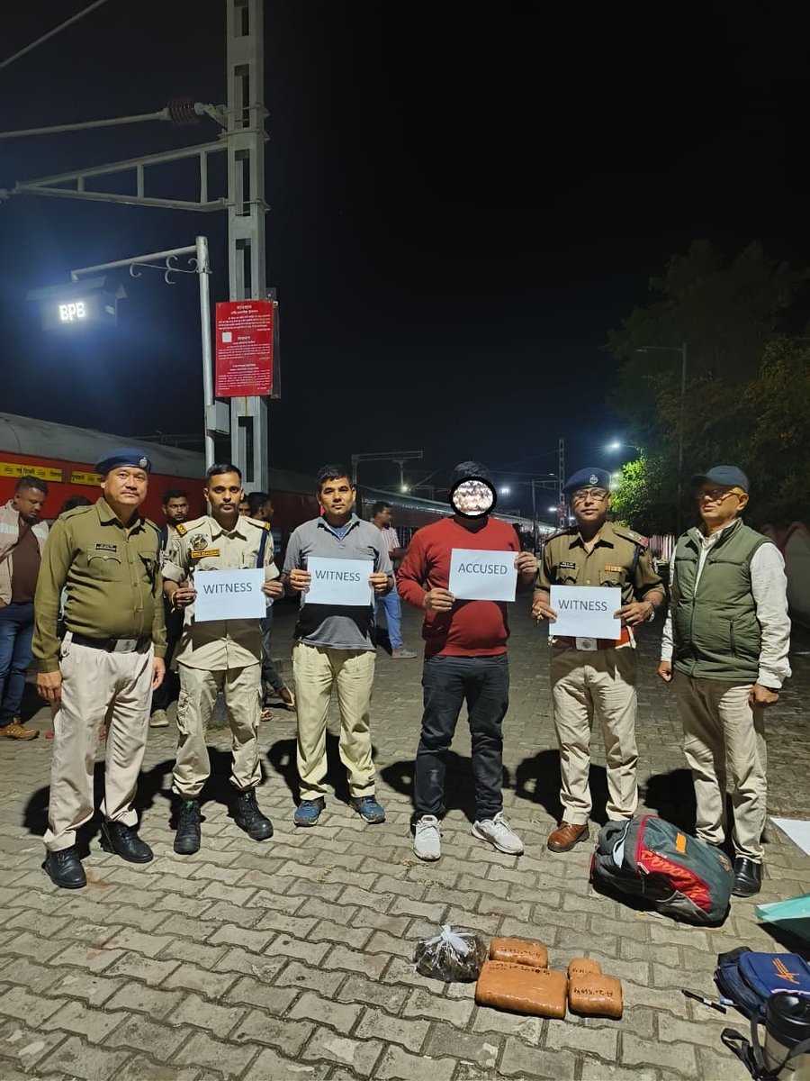 rpfnfrlmg's tweet image. #OperationNarcos
@RPF_INDIA
@RailMinIndia
@zscrnfr
@drm_lmg_nfr
@rfpcbpb
On 17.11.2025 team of #RPF_BPB  01 peddlers recovered 2.735 Kg&apos;s suspected Ganja, value Rs. 27350/-from BPB Railway station &amp;amp; handed over to GRPS/BPB for legal action.