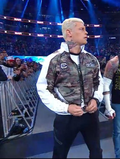 Icallitsugar's tweet image. He looks so angry