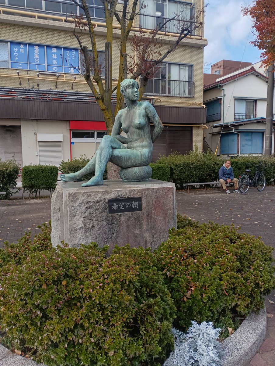 吹き飛んだ銅像 川崎市幸区、多摩川までもう少しのとこで銅像を撮影