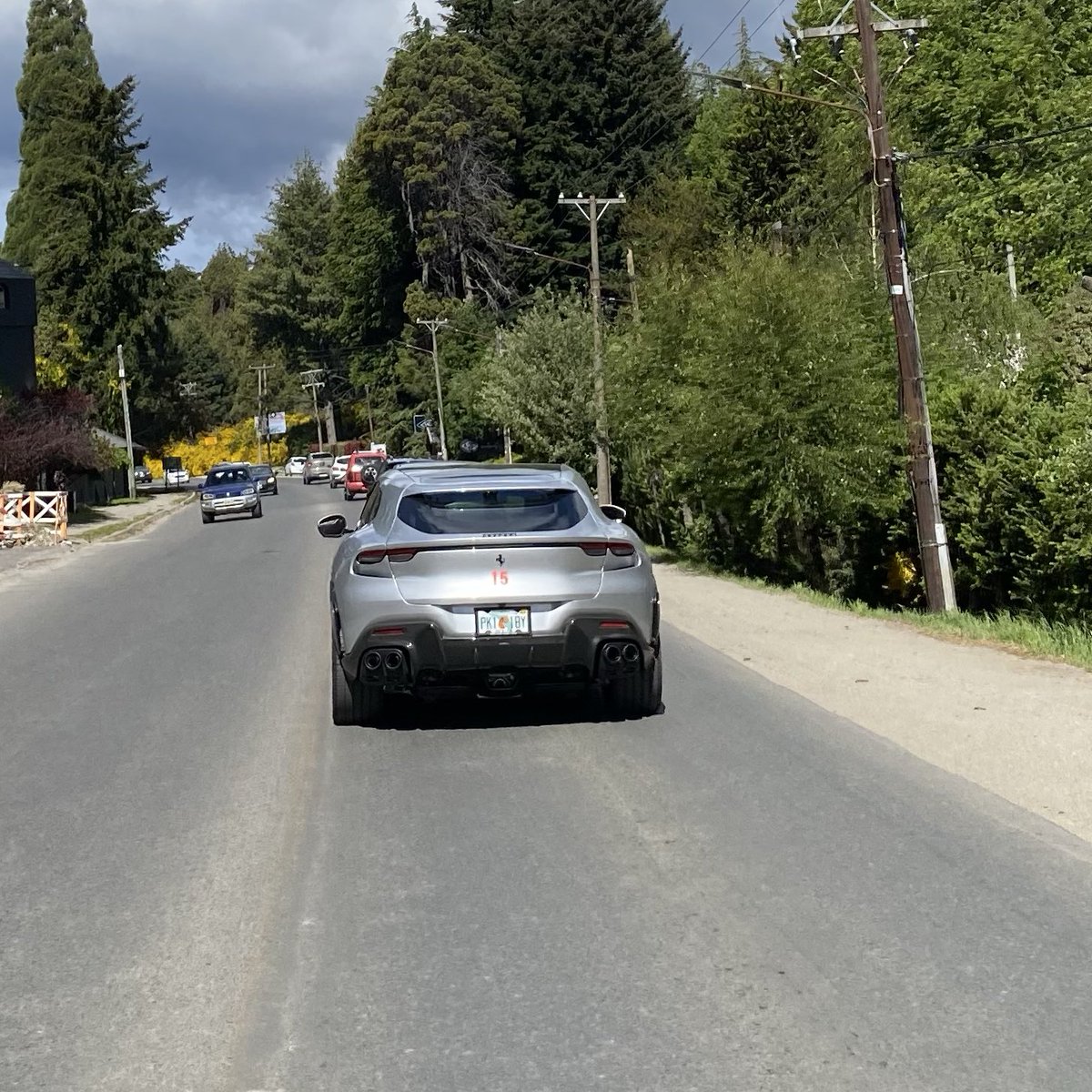 SVazquez55's tweet photo. Está muy interesante el tránsito en Bariloche ⛰️
🐎🇮🇹
#ferrari #cavalcade #patagonia #bariloche #ferraricavalcade https://t.co/MQSKThpHOH