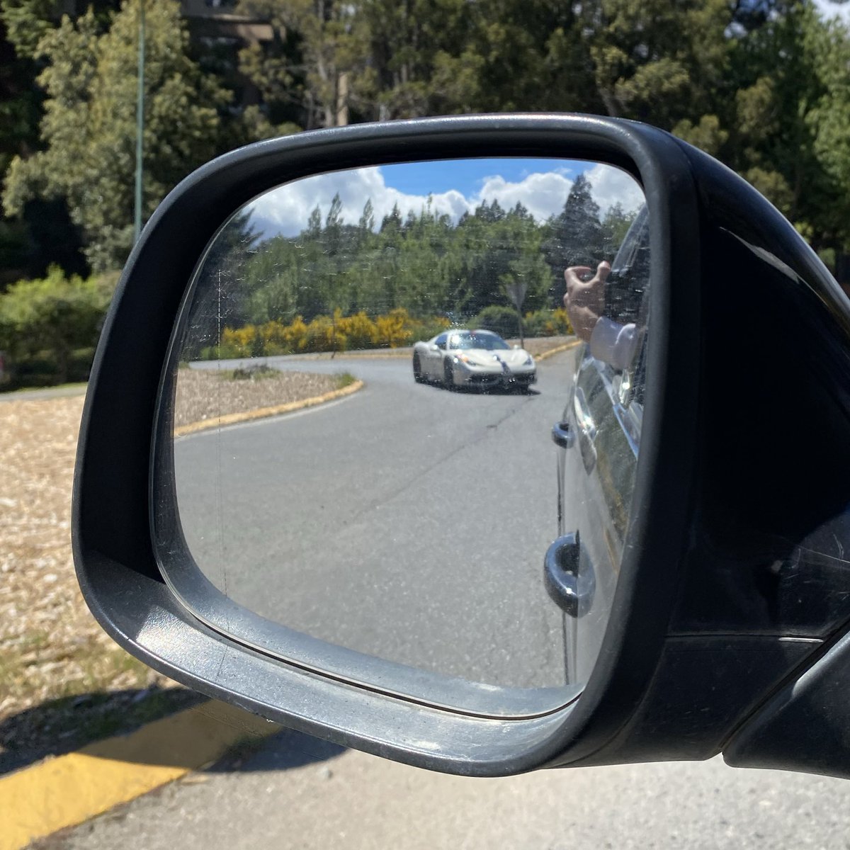 SVazquez55's tweet photo. Está muy interesante el tránsito en Bariloche ⛰️
🐎🇮🇹
#ferrari #cavalcade #patagonia #bariloche #ferraricavalcade https://t.co/MQSKThpHOH