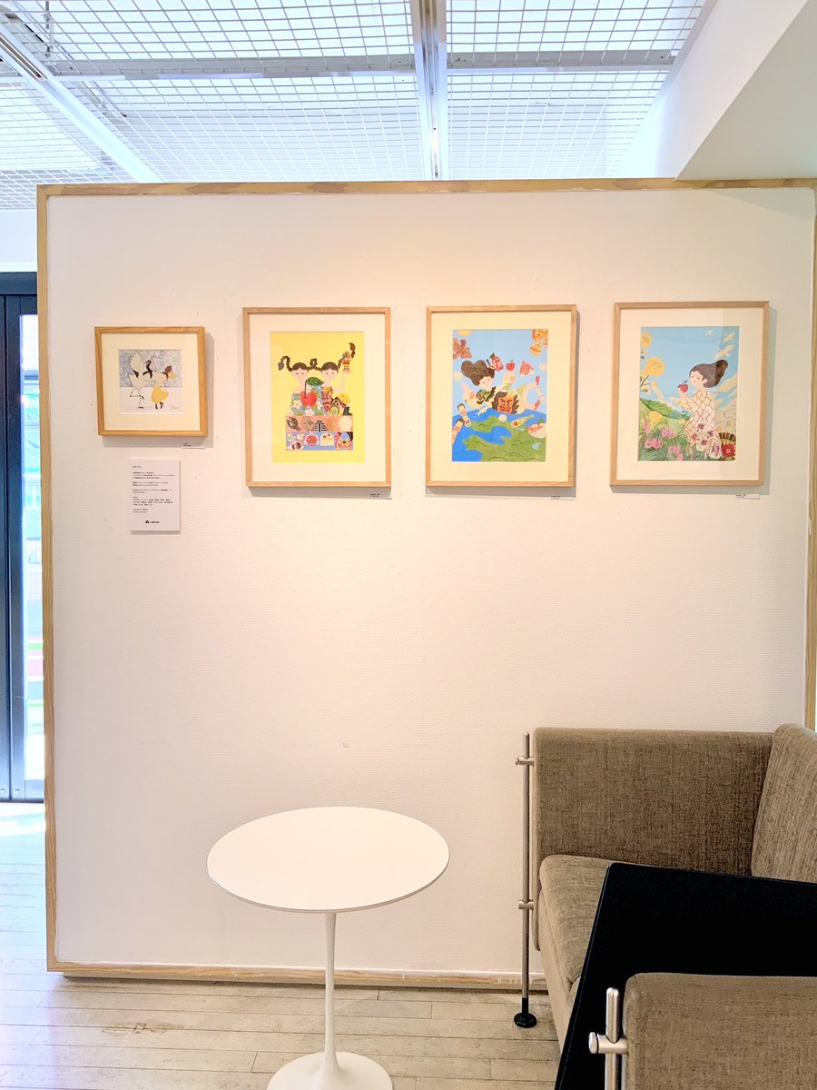 spaceyui's tweet image. ＼ 開催中！／

絵本以外のお仕事の原画も今回たくさんご覧いただけます。
こちらの作品は「青森紀行」のお仕事原画です。

オンラインストアにて一部作品をご覧いただけます。
spaceyui.shop

水沢そら 「なんでかな」絵本原画展
11月17日（月）〜22日（土）日曜休廊
12:00～19:00( last…