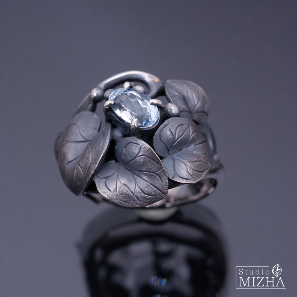 StudioMizha's tweet image. 銀を金鎚で叩いたり、ノコで切ったり、溶接したりして
一点もの装身具を創ってます。
 金工技術による繊細な造形を、ぜひ、ご覧くださいませ。

只今、デザフェス後夜祭として、期間限定オンラインショップの
オープン準備中です。…