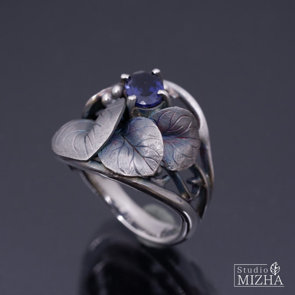 StudioMizha's tweet image. 銀を金鎚で叩いたり、ノコで切ったり、溶接したりして
一点もの装身具を創ってます。
 金工技術による繊細な造形を、ぜひ、ご覧くださいませ。

只今、デザフェス後夜祭として、期間限定オンラインショップの
オープン準備中です。…