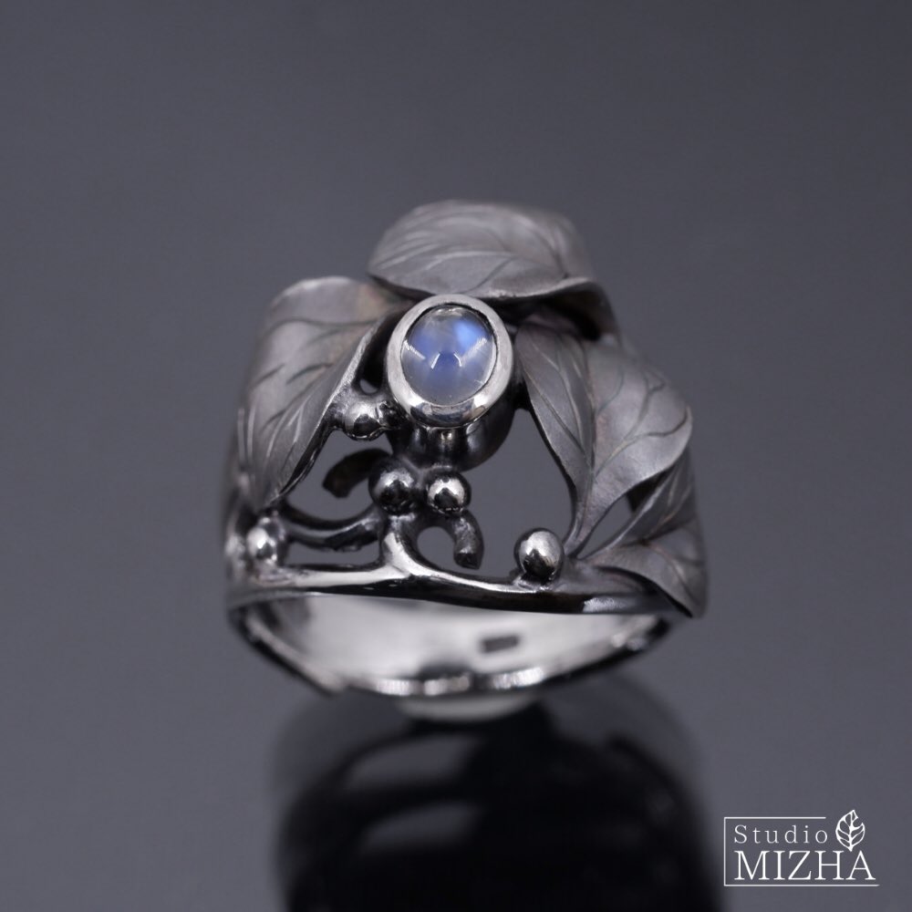 StudioMizha's tweet image. 銀を金鎚で叩いたり、ノコで切ったり、溶接したりして
一点もの装身具を創ってます。
 金工技術による繊細な造形を、ぜひ、ご覧くださいませ。

只今、デザフェス後夜祭として、期間限定オンラインショップの
オープン準備中です。…