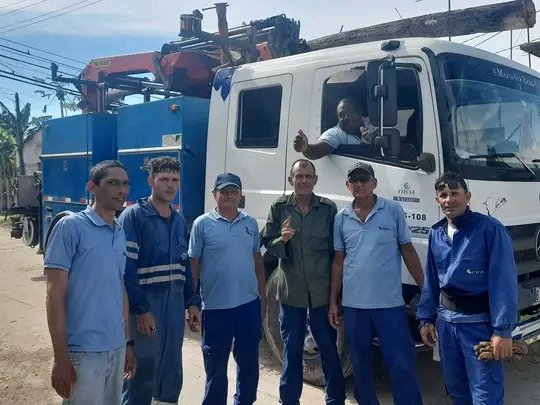 elizalarc88's tweet image. La #Solidaridad nos une 💙. Tras 13 días de intenso trabajo junto a #CTJiguaní, despedimos al equipo de @ETECSA_Cuba #SanctiSpirítus que contribuyó a levantar la red local y los servicios tras el #HuracánMelissa. A sus familias y colegas: ¡GRACIAS! @FonsecaOsmely @ETECSAGranma