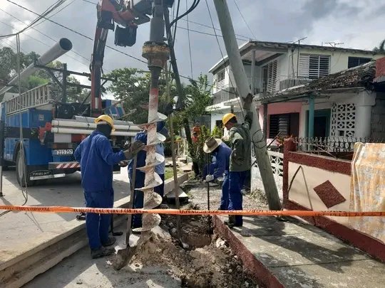 elizalarc88's tweet image. La #Solidaridad nos une 💙. Tras 13 días de intenso trabajo junto a #CTJiguaní, despedimos al equipo de @ETECSA_Cuba #SanctiSpirítus que contribuyó a levantar la red local y los servicios tras el #HuracánMelissa. A sus familias y colegas: ¡GRACIAS! @FonsecaOsmely @ETECSAGranma