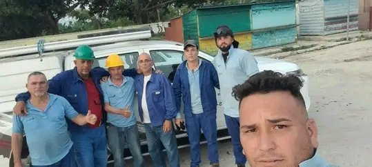 elizalarc88's tweet image. La #Solidaridad nos une 💙. Tras 13 días de intenso trabajo junto a #CTJiguaní, despedimos al equipo de @ETECSA_Cuba #SanctiSpirítus que contribuyó a levantar la red local y los servicios tras el #HuracánMelissa. A sus familias y colegas: ¡GRACIAS! @FonsecaOsmely @ETECSAGranma
