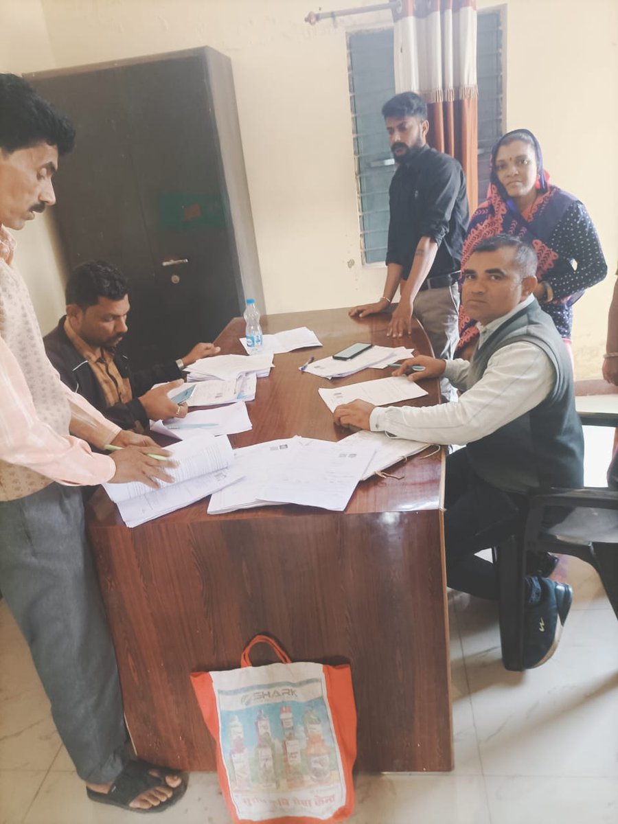 ProjsSehore's tweet image. • सीहोर जिले में एसआईआर की रफ्तार तेज़,  कई बीएलओ बने उत्कृष्ट प्रदर्शन के उदाहरण

• कलेक्टर ने सभी बीएलओ को किया प्रोत्साहित

• कई बीएलओ ने 98 प्रतिशत तक कार्य किया पूर्ण

#JansamparkMP #MadhyaPradesh #sehore  #एसआईआर #मतदाता