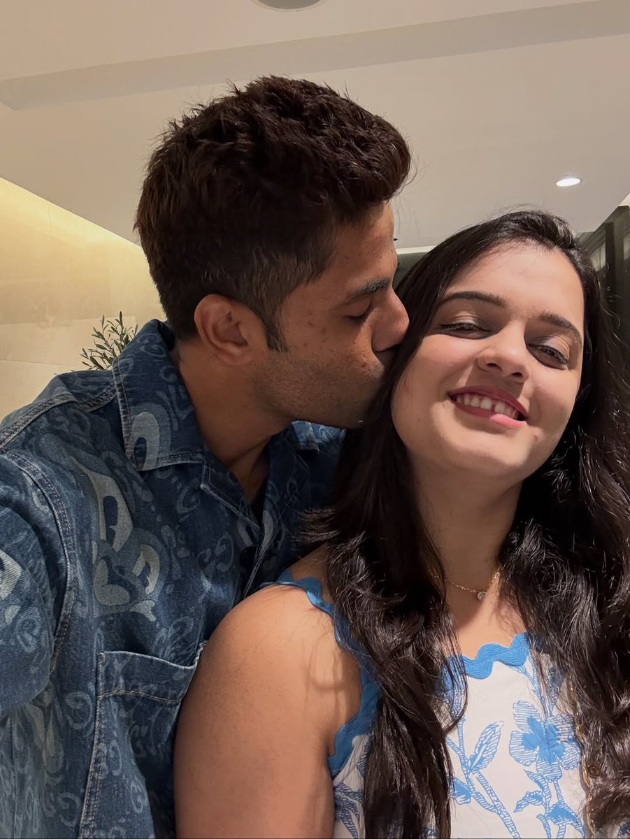 KrrishK71959470's tweet image. सूर्यकुमार यादव ने अपनी पत्नी के जन्मदिन के मौके पर सोशल मीडिया पर उनकी साथ की प्यार भरी तस्वीरें साझा कीं और खास अंदाज़ में उन्हें बधाई दी।

#SuryakumarYadav #WifeBirthday #IndianCricketer