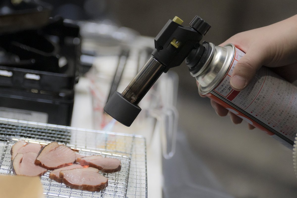 penguin_shokud0's tweet image. 人鳥食堂です！🐧

少し前の話にはなりますが、11/1(土)に開催されたラメフェスで出店した時の写真を紹介です📷️🐧✨

出汁巻きを焼いたり、おつまみを炙ったり大変でしたが楽しい1日でした！🐧💨

店主はライブ出演後そのまま参戦したので衣装のままです😂
ありがとうございました！！🐧
#ラメフェス