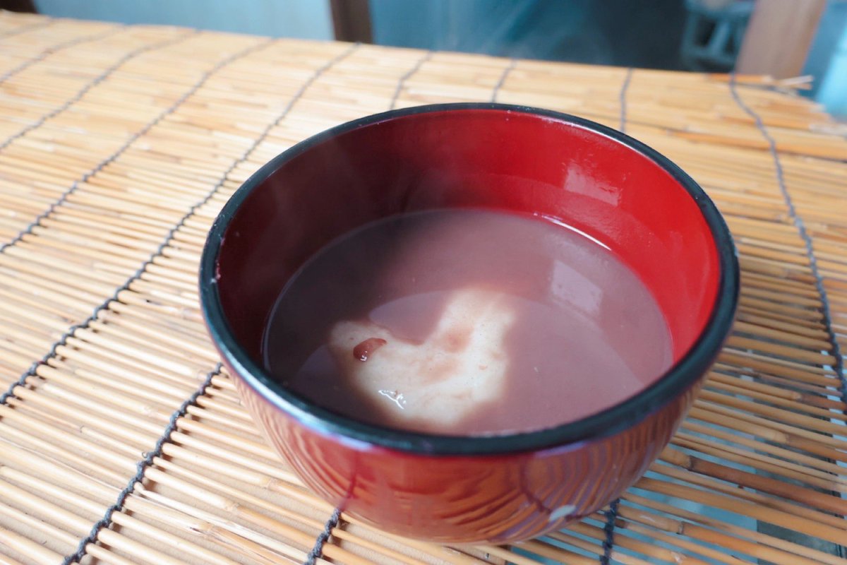 saron_sayuko's tweet image. 📍大黒餅(函館市堀川町)
創業は大正13年。
元々末広町にあったのが昭和9年の函館大火で移転。
函館は雪降る寒い日。
暖かいおしるこが身体に心に沁みました♡
現在は明るく楽しい3代目がお店を引き継いでます‼︎
#函館
#hakodate
#おしるこ