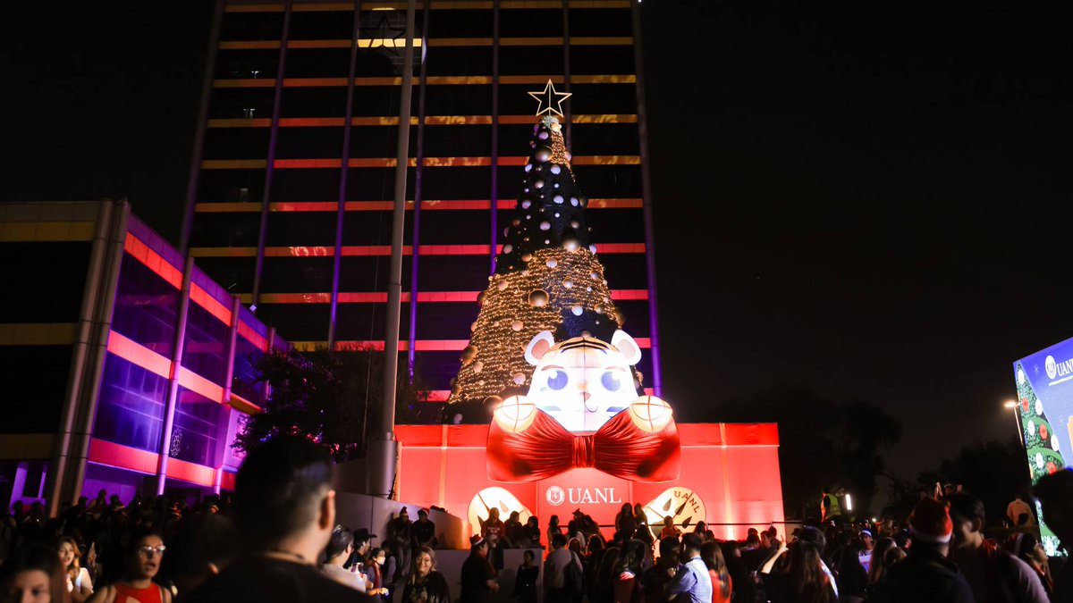 Con un mensaje de unión y paz, la Universidad Autónoma de Nuevo León realizó el tradicional encendido del pino navideño en presencia de la comunidad universitaria y sus familias. n9.cl/0ho12 <a href="/uanl/">UANL</a>