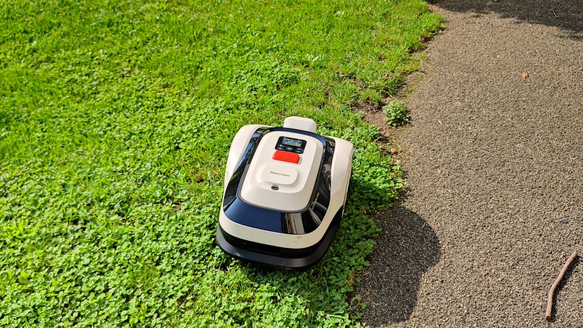 iRoboUP's tweet image. 🌱 New review from heise online!

If you have a small, simple garden, this is a review you definitely don&apos;t want to miss. No setup needed, no app required, no extra costs, just press play and mow.

&quot;Mit dem Raccoon 2 SE mischt Robup den Markt für Mähroboter ohne Begrenzungskabel…