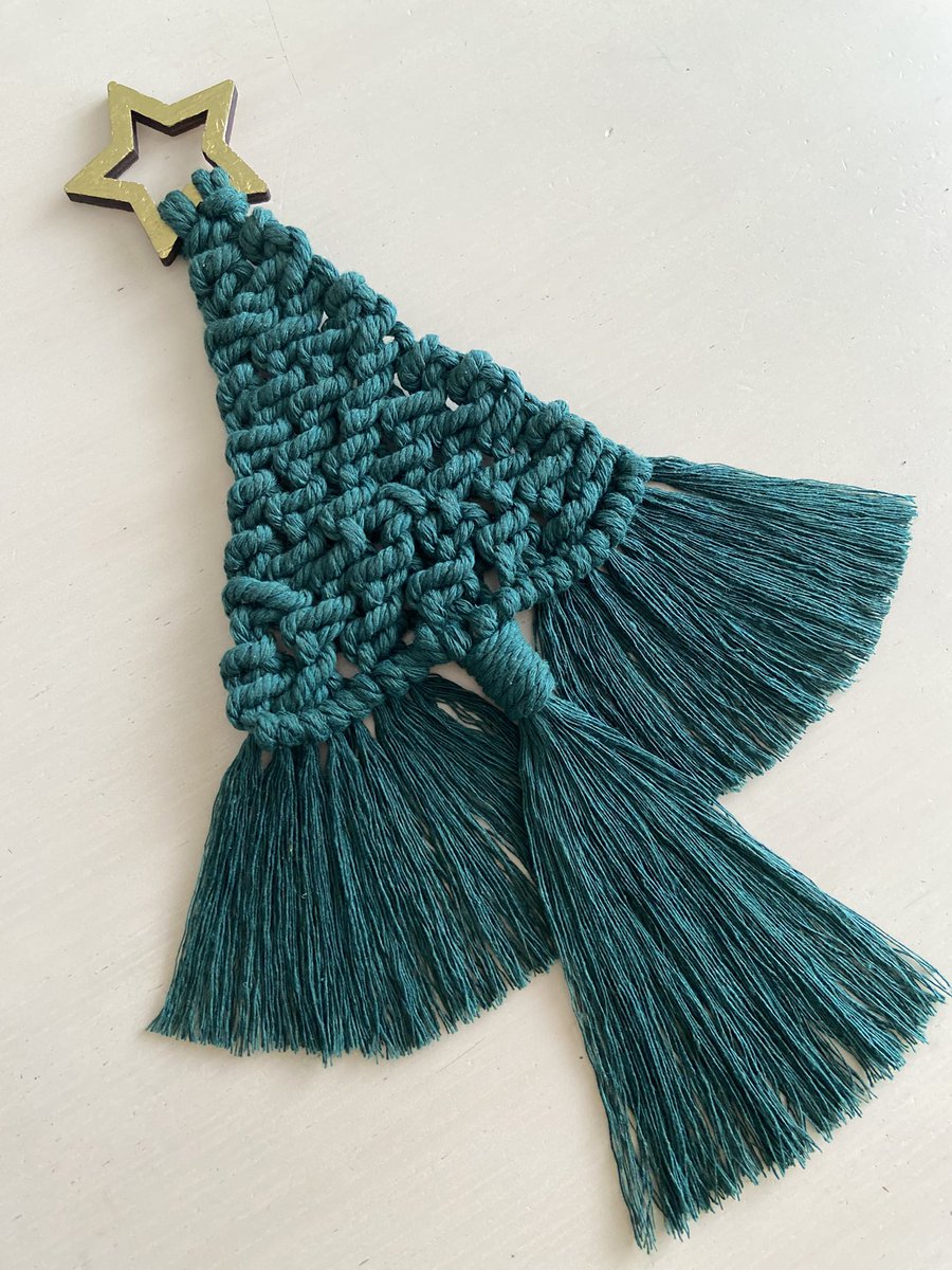 ri_ramuka's tweet image. パッケージ裏の説明だけでは、マクラメ初心者には難しかったです😂
平結び、巻き結び、まとめ結びをネットで調べて、所々間違いながらもなんとか形になって良かった💦
⭐️はマッキーのゴールド色でペイント。
かわいいツリーができました🌲