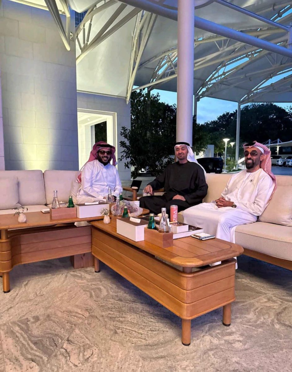 حي شوف الشيوخ وحي طاريها
كاسبين الغلا نطاحة الكايد

صورةً والله ان اللي محليها 
ابو خالد وابو ناصر وابو زايد

❤️❤️❤️

#محمد_بن_زايد 
#تركي_آل_الشيخ 
#طحنون_بن_زايد 

<a href="/Turki_alalshikh/">TURKI ALALSHIKH</a>