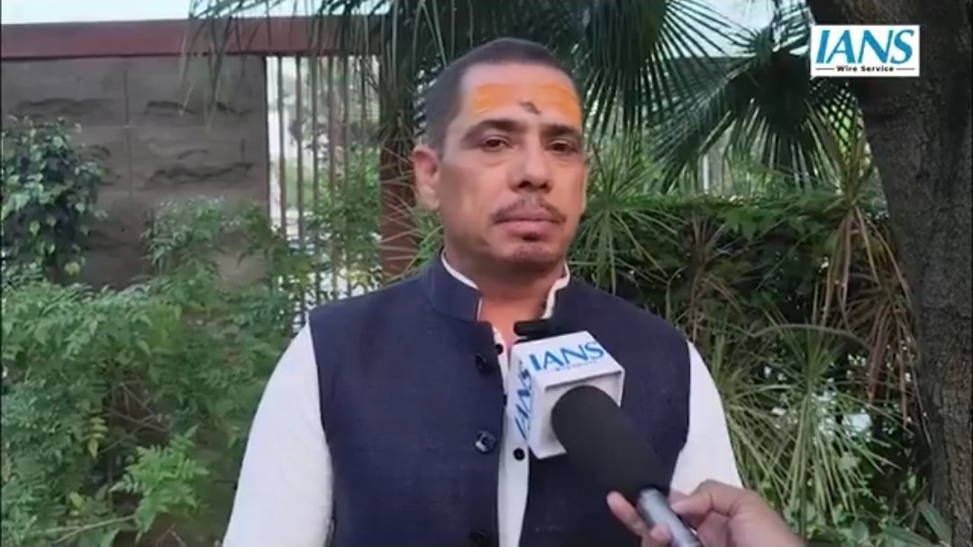 MrSinha_'s tweet image. -Name: Robert Vadra
-Religion: Christian

Nowadays he has started giving a lot of political statements &amp;amp; hence a big tilak has appeared on his forehead.
Soon you’ll hear that his children are Brahmin Hindus..

This family has truly mastered the art of fooling people.😂
