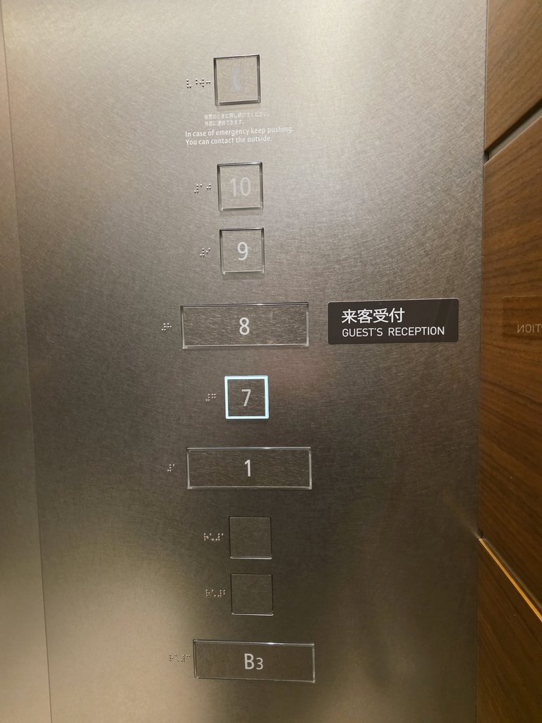 企業で講演したときの社内エレベーター。ボタンサイズ・間隔の違い