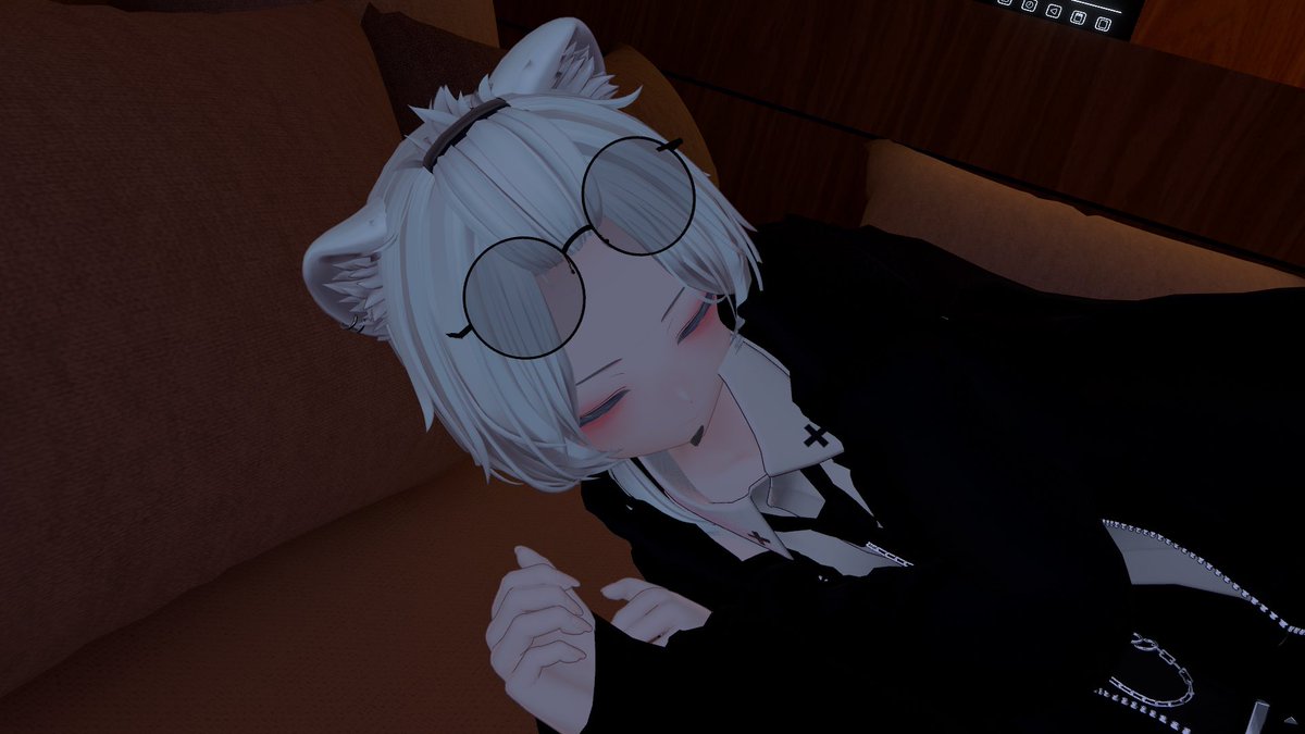 Dachi_1911's tweet photo. 昨日ついにアバター改変出来てテンション爆上がりです…！
VRC初めて1週間、これからどんどん楽しんでいくぞぉぉおおお
 #VRChat  #VRChat始めました https://t.co/fkFp5Ua2Cj