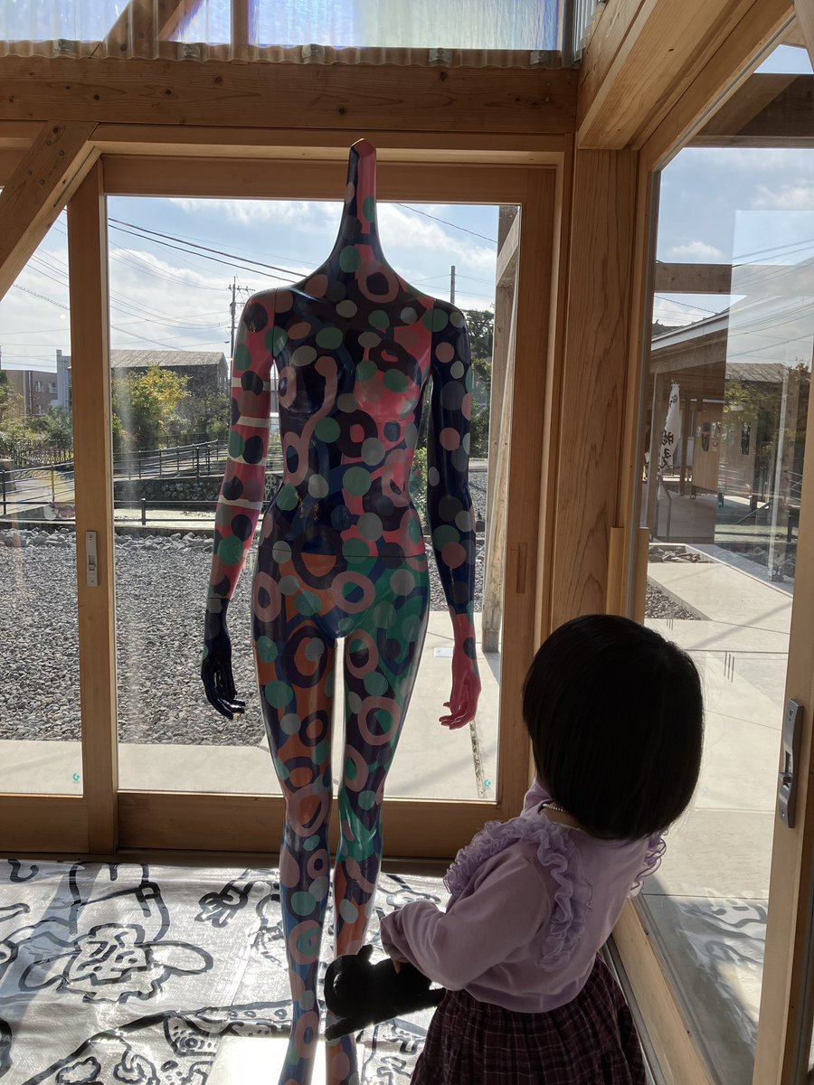 shokopenworks's tweet photo. 先日、娘と行ったPICFAの作品展示
娘と「ああじゃないかこうじゃないか」って考察しながら見るの、めちゃくちゃ楽しかった✨
展示は鶴川のKITOWAで、11/30までです😊
#国東市
#KITOWA
#PICFA
#障がい者アート https://t.co/aFWyAvDtek