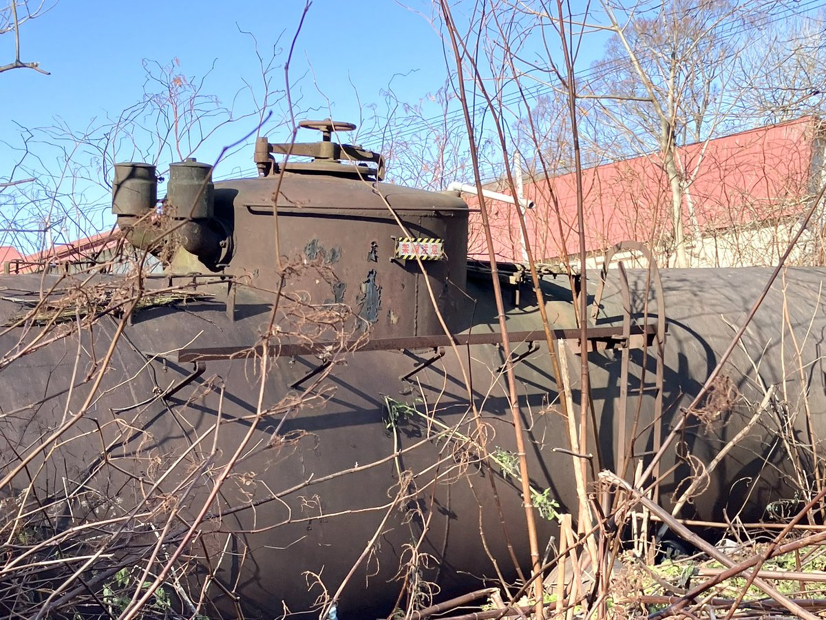 hozonsyameguri's tweet image. 1〜3枚目は2両目です。安全弁の位置や数が違うような気がしますが、脱落したのかも？
4枚目は1両目の梯子です。先端が特徴的なのかな？
#廃貨車