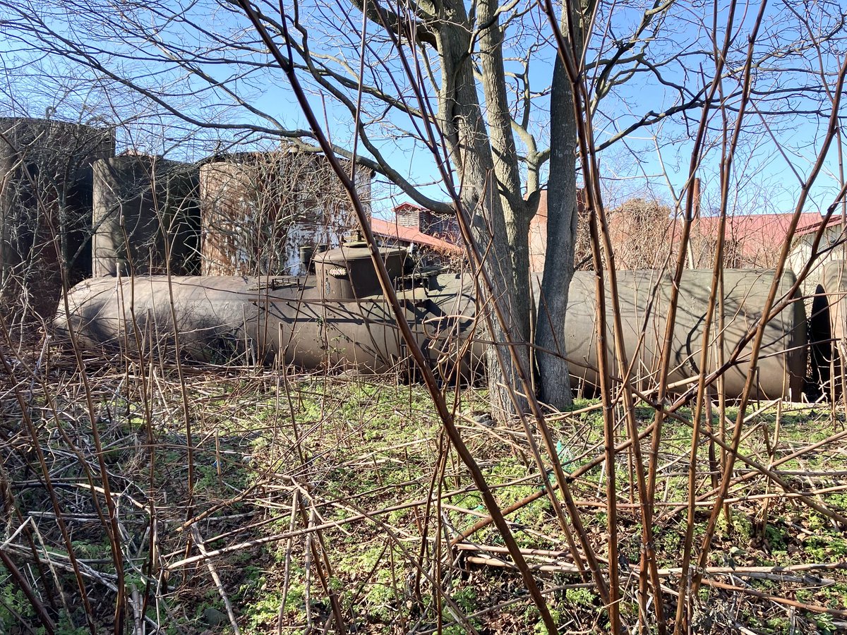 hozonsyameguri's tweet image. 1〜3枚目は2両目です。安全弁の位置や数が違うような気がしますが、脱落したのかも？
4枚目は1両目の梯子です。先端が特徴的なのかな？
#廃貨車