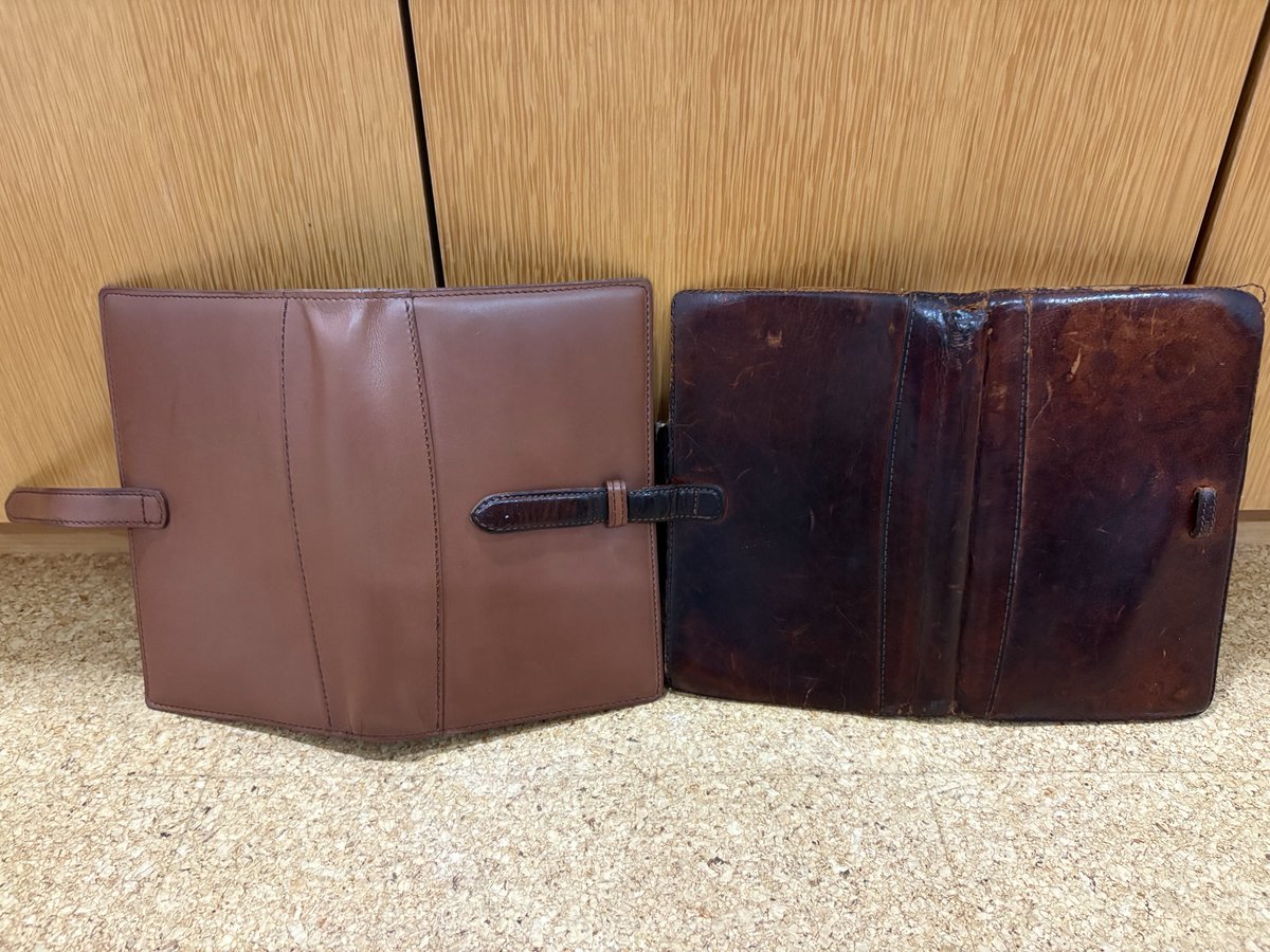 これまで26年間使い続けたKNOXのシステム手帳…お気に入りで一生使い続けるつもりだったけど、流石にあちこち朽ち果て始めたので思い切って同じタイプのものに買い替えました。

この新しい手帳が飴色に育つ頃には僕は92歳。その頃僕はまだ予定表に何か書き込んでるだろうか？